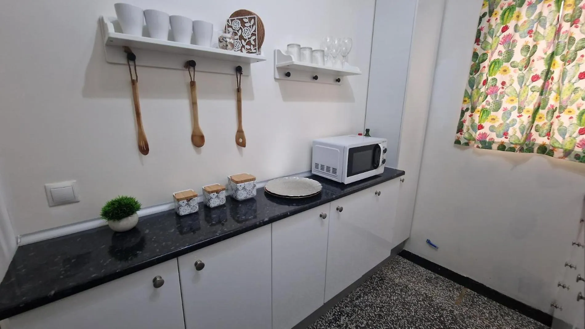 פואנגירולה Urban Escape 2Br Spanish Style