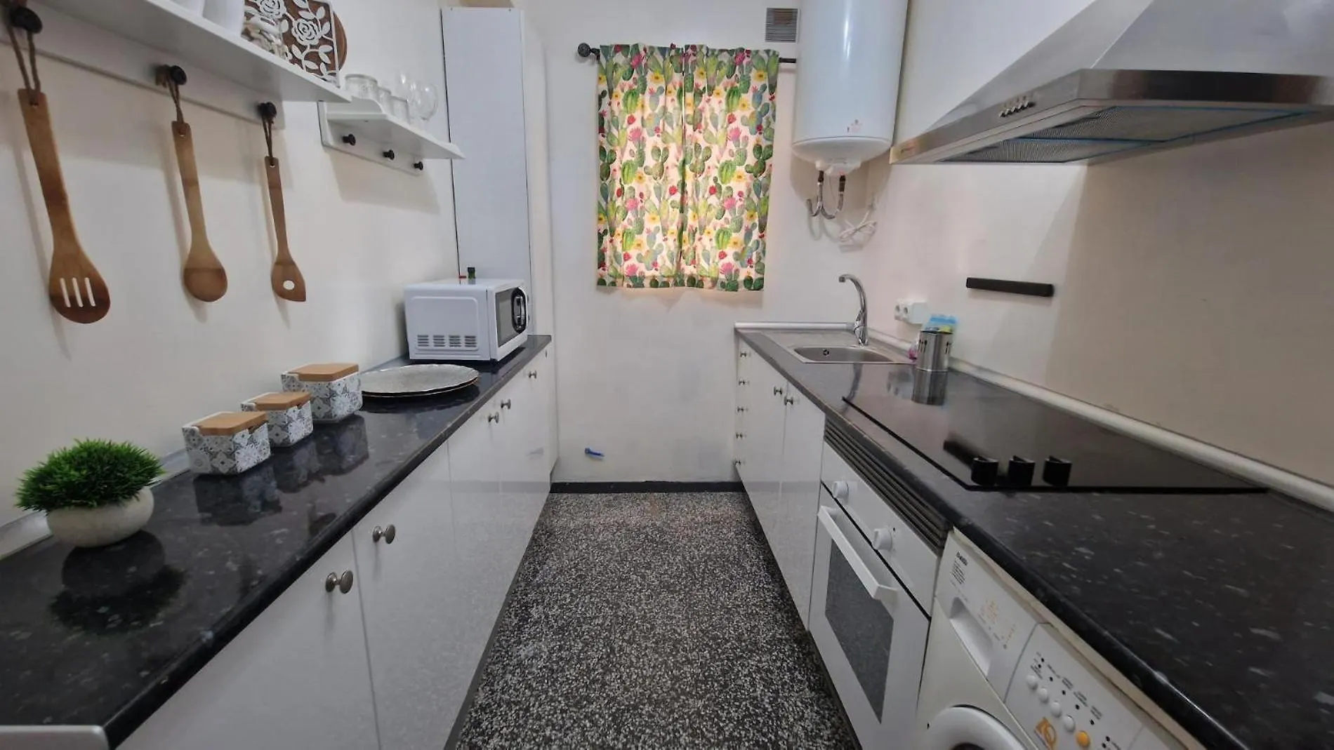 פואנגירולה Urban Escape 2Br Spanish Style 0*,